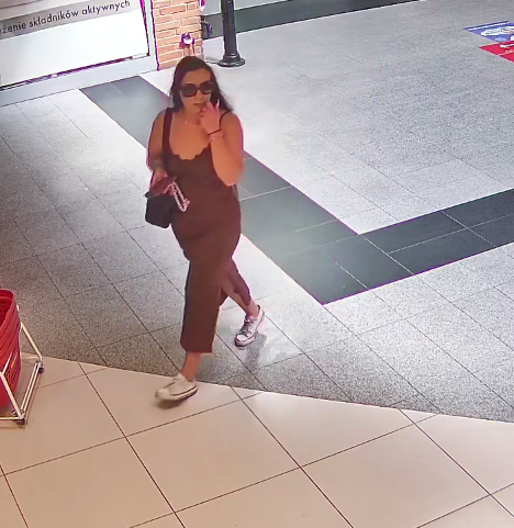 Kradzież w drogerii w Rzeszowie. Policja poszukuje kobiety ze zdjęć 2 - Polskie Radio Rzeszów Kradzież w drogerii w Rzeszowie. Policja poszukuje kobiety ze zdjęć - Polskie Radio Rzeszów