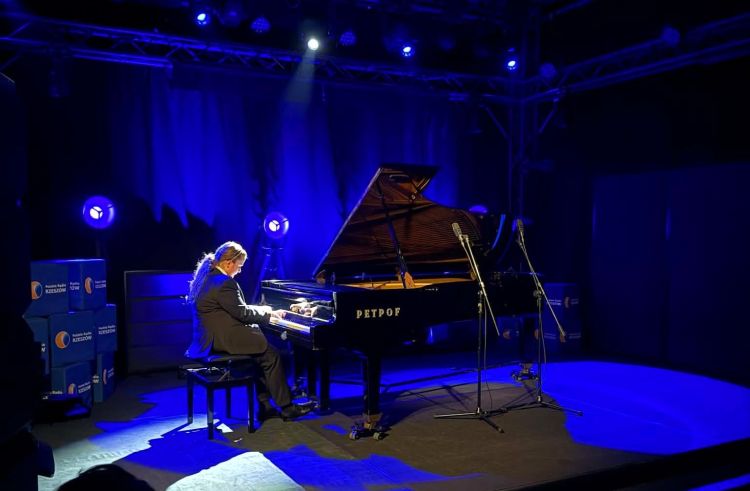 Adam Środoń wystąpił w Polskim Radiu Rzeszów. Młody pianista ma na koncie wiele nagród 1 - Polskie Radio Rzeszów Adam Środoń wystąpił w Polskim Radiu Rzeszów. Młody pianista ma na koncie wiele nagród