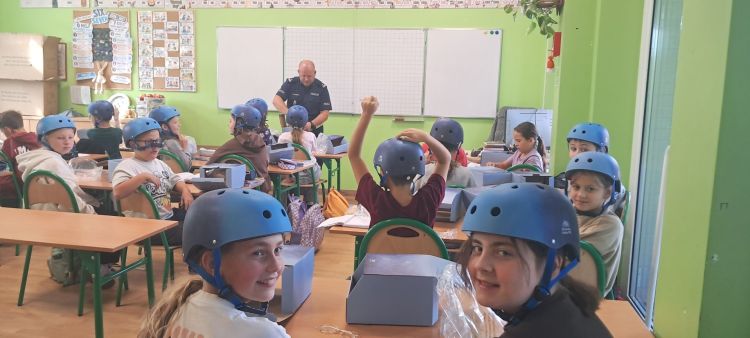 Bezpieczna droga do&nbsp;szkoły. Uczniowie z&nbsp;Kielanówki spotkali się z&nbsp;policjantem