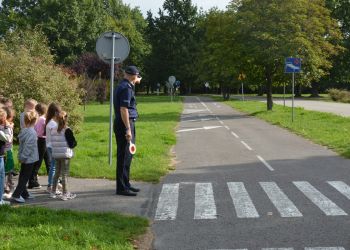 Bezpieczna droga do&nbsp;szkoły. Uczniowie z&nbsp;Kielanówki spotkali się z&nbsp;policjantem