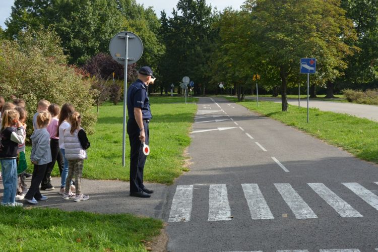 Bezpieczna droga do szkoły. Uczniowie z Kielanówki spotkali się z policjantem 1 - Polskie Radio Rzeszów Bezpieczna droga do szkoły. Uczniowie z Kielanówki spotkali się z policjantem
