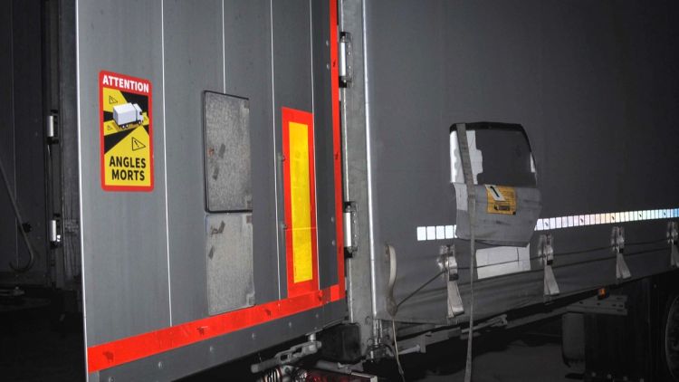 Czterech cudzoziemców nielegalnie przekroczyło granicę. Ukryli się w&nbsp;ciężarówce