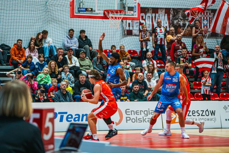 Resovia wciąż bez zwycięstwa. Decka lepsza w Rzeszowie 1 - Polskie Radio Rzeszów Resovia wciąż bez zwycięstwa. Decka lepsza w Rzeszowie