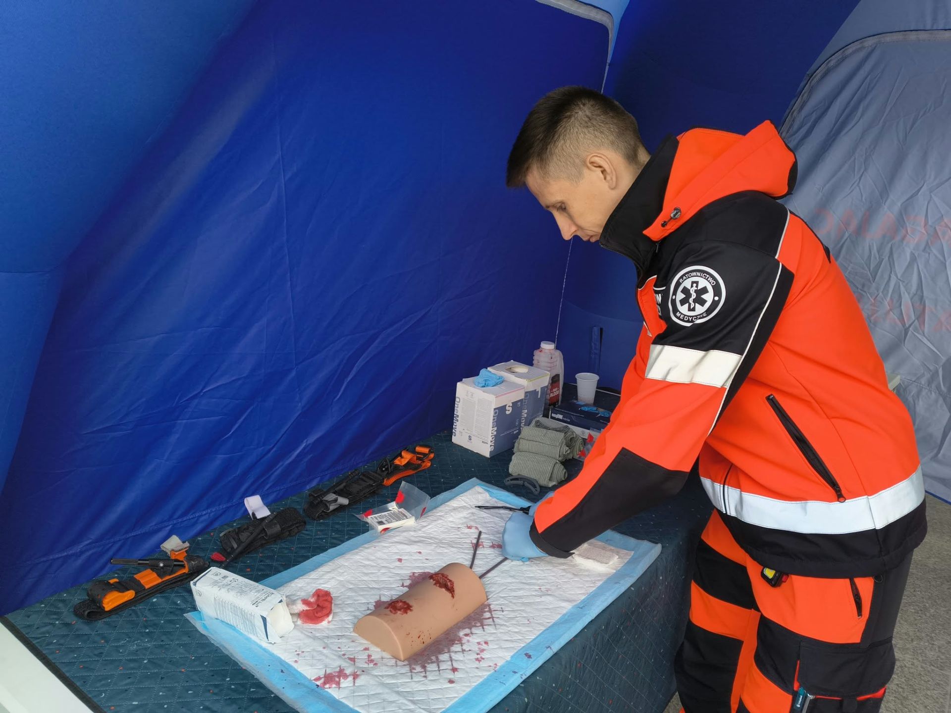 Dzień Ratownictwa Medycznego w Rzeszowie. Pokazy pierwszej pomocy i odznaczenia 2 - Polskie Radio Rzeszów Dzień Ratownictwa Medycznego w Rzeszowie. Pokazy pierwszej pomocy i odznaczenia - Polskie Radio Rzeszów