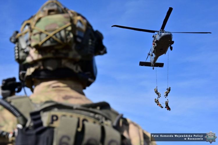 Elitarne jednostki policji w&nbsp;Bieszczadach. W&nbsp;akcji śmigłowiec Black Hawk