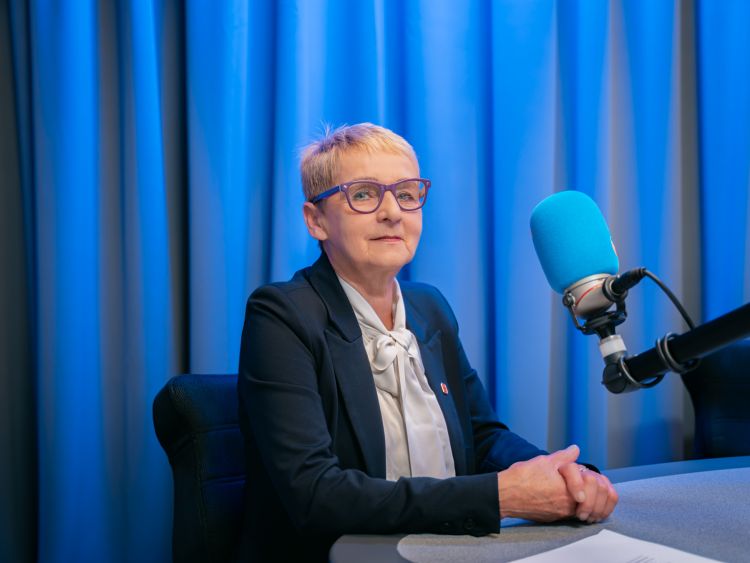Telefony, bezpieczeństwo i&nbsp;oceny. Elżbieta Nowak o&nbsp;wyzwaniach w&nbsp;szkołach