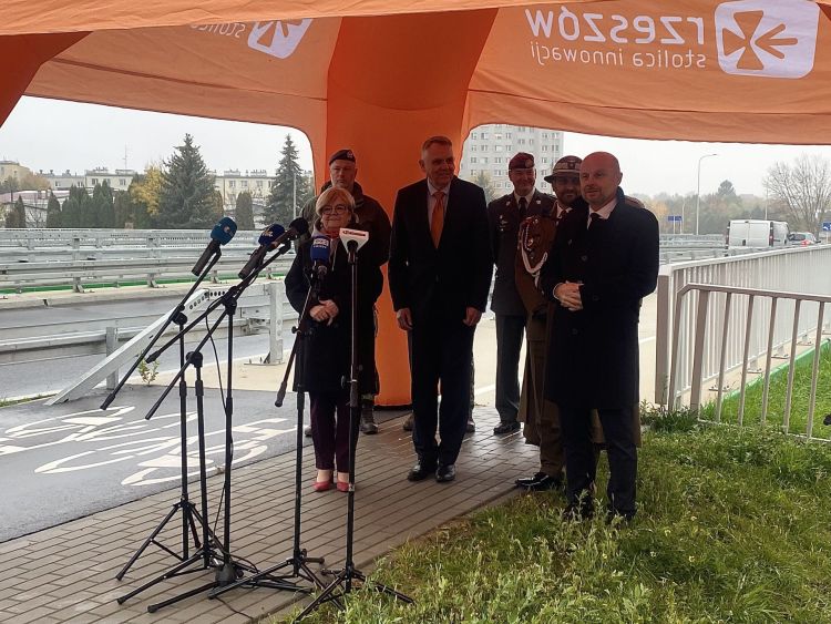 Most Załęski w Rzeszowie otrzymał imię generała Maczka. Odsłonięto tablicę - Polskie Radio Rzeszów