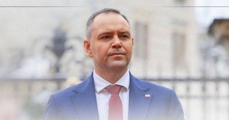 Karol Nawrocki w Trybunale Konstytucyjnym. Przed budynkiem manifestacja 1 - Polskie Radio Rzeszów Karol Nawrocki w Trybunale Konstytucyjnym. Przed budynkiem manifestacja