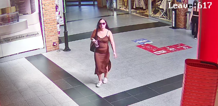 Kradzież w drogerii w Rzeszowie. Policja poszukuje kobiety ze zdjęć 1 - Polskie Radio Rzeszów Kradzież w drogerii w Rzeszowie. Policja poszukuje kobiety ze zdjęć