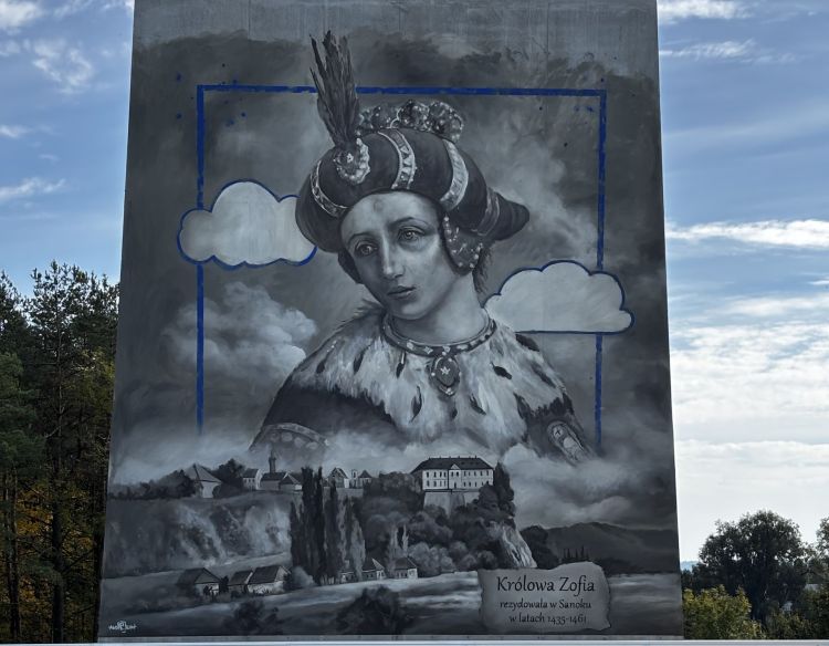 Królowa Zofia na moście w Sanoku. Mural Arkadiusza Andrejkowa już gotowy 1 - Polskie Radio Rzeszów Królowa Zofia na moście w Sanoku. Mural Arkadiusza Andrejkowa już gotowy