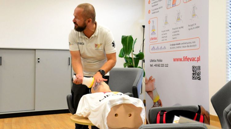 LifeVac w placówkach w Nisku. Urządzenia mają pomóc przy zadławieniu 1 - Polskie Radio Rzeszów LifeVac w placówkach w Nisku. Urządzenia mają pomóc przy zadławieniu