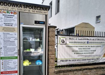 Lodówka społeczna w&nbsp;Mielcu. Można zostawić nadmiar jedzenia dla potrzebujących
