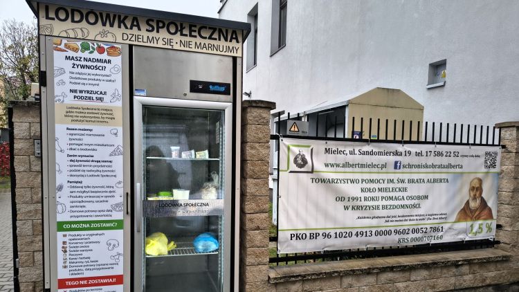 Lodówka społeczna w&nbsp;Mielcu. Można zostawić nadmiar jedzenia dla potrzebujących