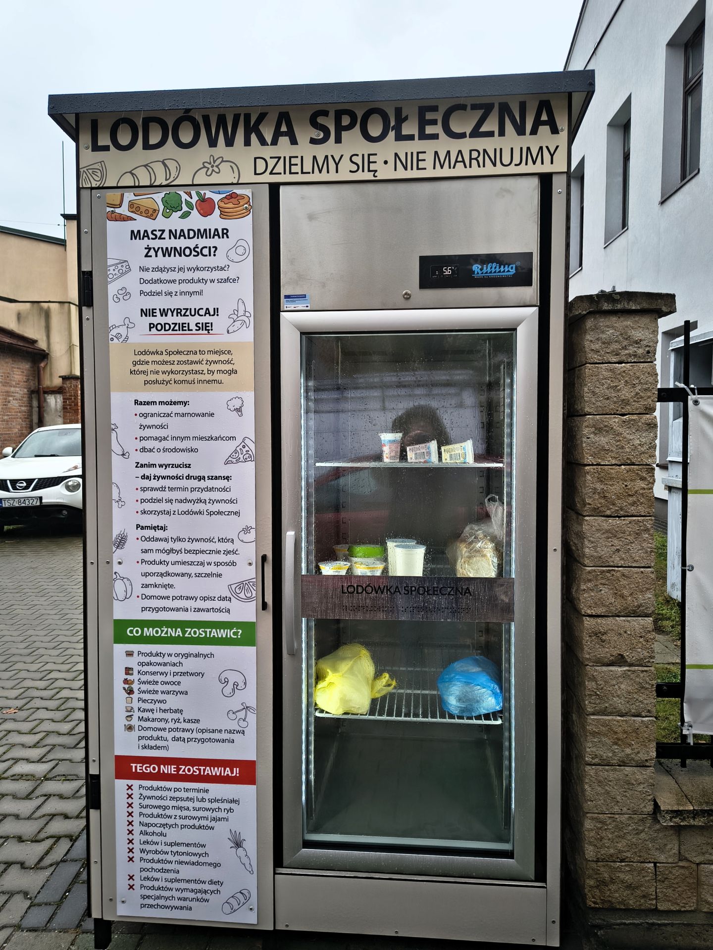 Lodówka społeczna w Mielcu. Można zostawić nadmiar jedzenia dla potrzebujących - Polskie Radio Rzeszów