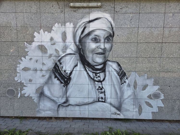 Mural Marii Kozłowej w&nbsp;Tarnobrzegu odnowiony. Dwukrotnie padł ofiarą wandalizmu