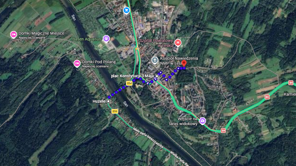 Niedźwiedź pojawił się w centrum Leska. Policja pilnuje zwierzęcia 2 - Polskie Radio Rzeszów Niedźwiedź pojawił się w centrum Leska. Policja pilnuje zwierzęcia - Polskie Radio Rzeszów