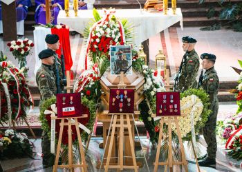Ostatnie pożegnanie Tadeusza Lutaka „Pancerza”. Spoczął na cmentarzu w Strzyżowie 2 - Polskie Radio Rzeszów Ostatnie pożegnanie Tadeusza Lutaka „Pancerza”. Spoczął na cmentarzu w Strzyżowie