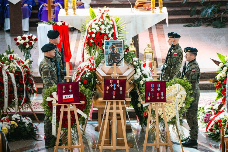 Ostatnie pożegnanie Tadeusza Lutaka „Pancerza”. Spoczął na&nbsp;cmentarzu w&nbsp;Strzyżowie
