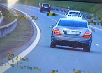 Pędził autem 227 km/h po S19. 19-letni kierowca Mercedesa zatrzymany przez policję 2 - Polskie Radio Rzeszów Pędził autem 227 km/h po S19. 19-letni kierowca Mercedesa zatrzymany przez policję