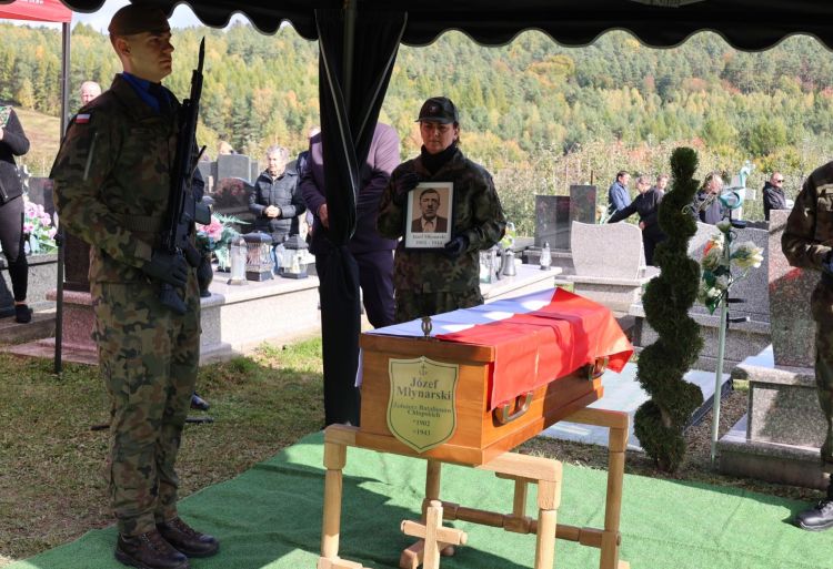 Po 83 latach pochowano żołnierza Batalionów Chłopskich. Uroczystości w Jaworniku Ruskim 1 - Polskie Radio Rzeszów Po 83 latach pochowano żołnierza Batalionów Chłopskich. Uroczystości w Jaworniku Ruskim