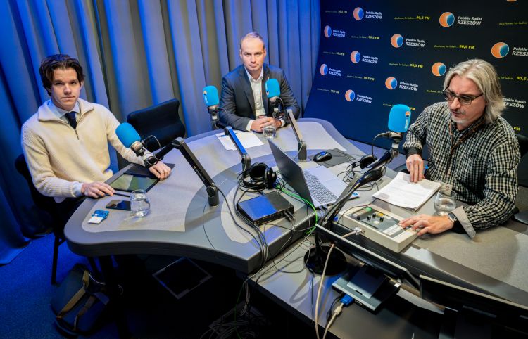 Podkarpacki Panel Polityczny: Protest w Sanoku, finansowanie ochrony zdrowia i bezpieczeństwo w szkołach 1 - Polskie Radio Rzeszów Podkarpacki Panel Polityczny: Protest w Sanoku, finansowanie ochrony zdrowia i bezpieczeństwo w szkołach