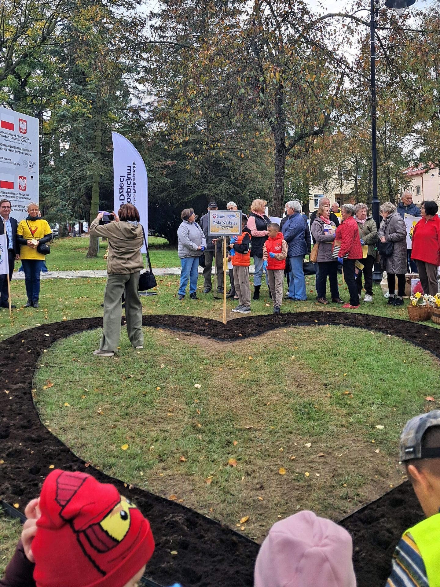 Pole Nadziei w Tyczynie. Seniorzy i przedszkolaki zasadzili 200 żonkili 2 - Polskie Radio Rzeszów Pole Nadziei w Tyczynie. Seniorzy i przedszkolaki zasadzili 200 żonkili - Polskie Radio Rzeszów