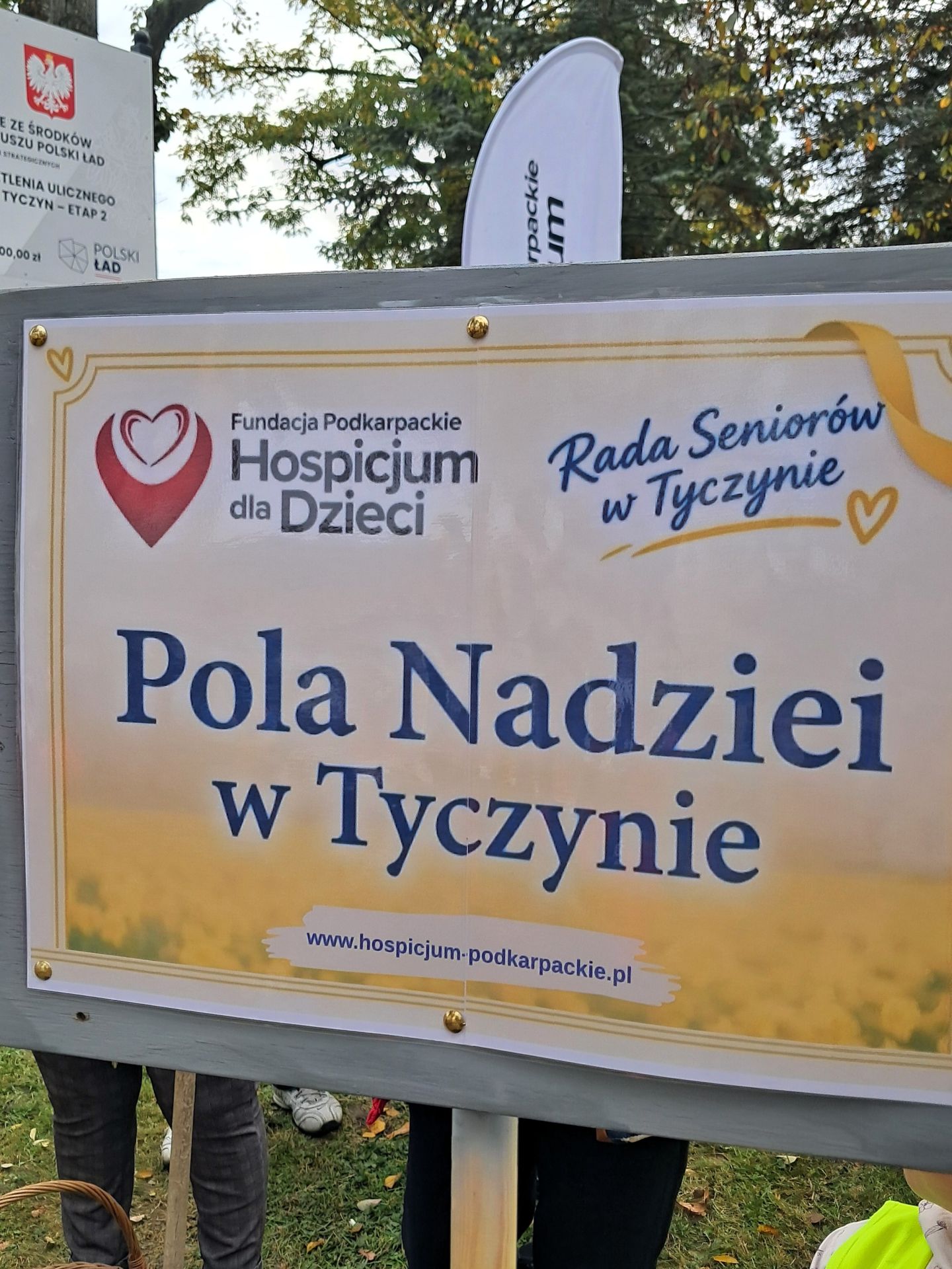 Pole Nadziei w Tyczynie. Seniorzy i przedszkolaki zasadzili 200 żonkili 3 - Polskie Radio Rzeszów Pole Nadziei w Tyczynie. Seniorzy i przedszkolaki zasadzili 200 żonkili - Polskie Radio Rzeszów