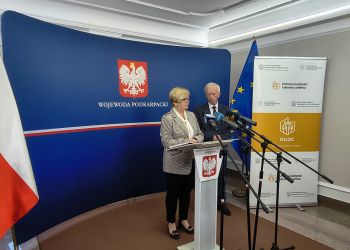 Wojewoda zapowiada dodatkowe kontrole w szkołach. Policja sprawdzi plecaki uczniów 12 - Polskie Radio Rzeszów Wojewoda zapowiada dodatkowe kontrole w szkołach. Policja sprawdzi plecaki uczniów