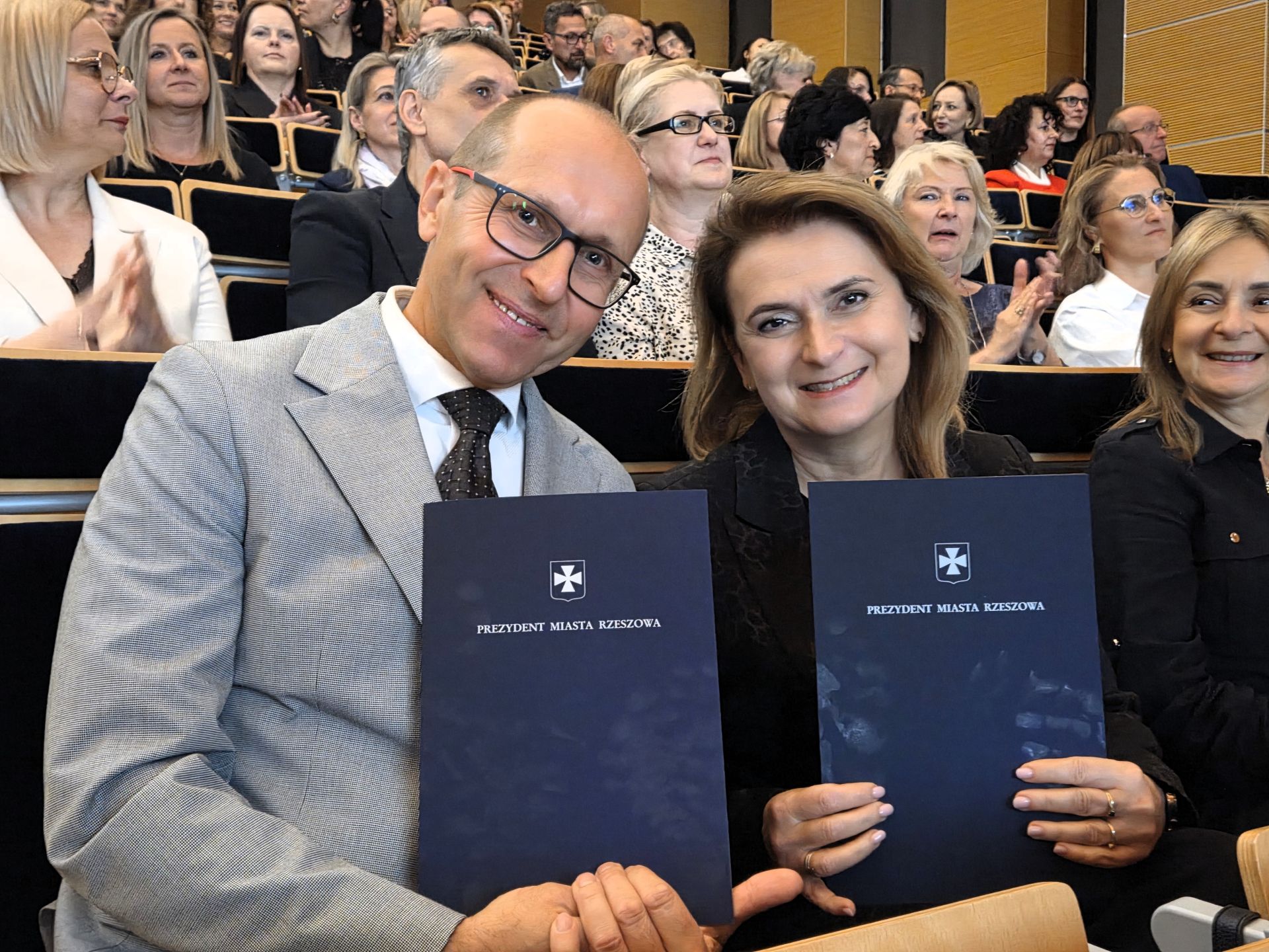 Ponad stu nauczycieli z Rzeszowa z nagrodami i medalami. Wyróżnienia z okazji Dnia Edukacji Narodowej 3 - Polskie Radio Rzeszów Ponad stu nauczycieli z Rzeszowa z nagrodami i medalami. Wyróżnienia z okazji Dnia Edukacji Narodowej - Polskie Radio Rzeszów