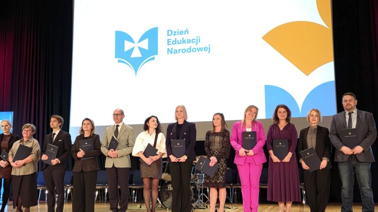 Ponad stu nauczycieli z Rzeszowa z nagrodami i medalami. Wyróżnienia z okazji Dnia Edukacji Narodowej 1 - Polskie Radio Rzeszów Ponad stu nauczycieli z Rzeszowa z nagrodami i medalami. Wyróżnienia z okazji Dnia Edukacji Narodowej
