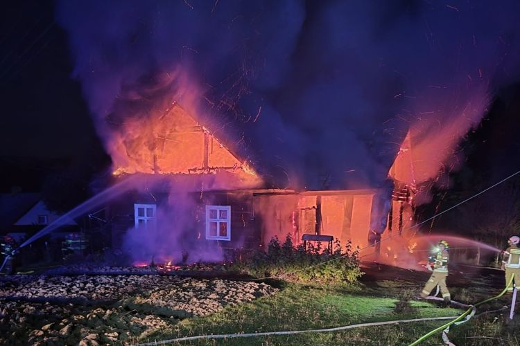 Pożar drewnianego domu w Orzechówce. Dwie osoby ewakuowały się przed przyjazdem strażaków 1 - Polskie Radio Rzeszów Pożar drewnianego domu w Orzechówce. Dwie osoby ewakuowały się przed przyjazdem strażaków