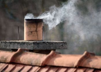 Pożar sadzy w kominie w Bykowcach koło Sanoka. Strażacy ostrzegają przed zagrożeniem 2 - Polskie Radio Rzeszów Pożar sadzy w kominie w Bykowcach koło Sanoka. Strażacy ostrzegają przed zagrożeniem