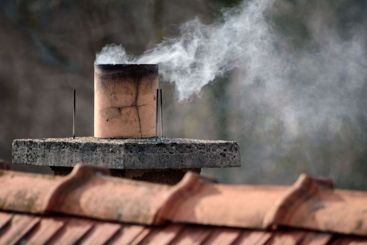 Pożar sadzy w kominie w Bykowcach koło Sanoka. Strażacy ostrzegają przed zagrożeniem 1 - Polskie Radio Rzeszów Pożar sadzy w kominie w Bykowcach koło Sanoka. Strażacy ostrzegają przed zagrożeniem