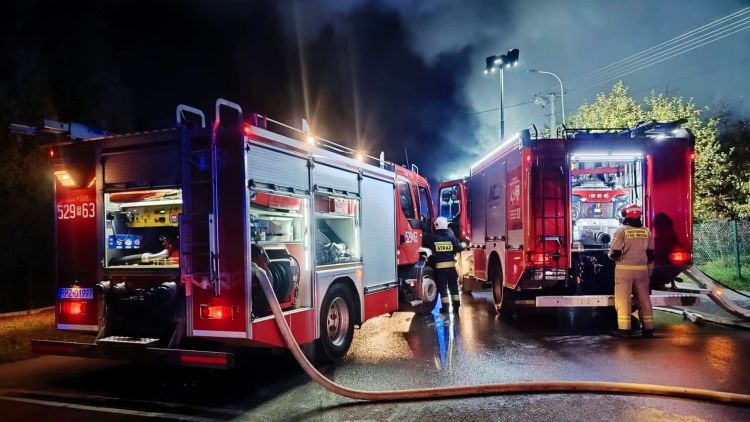 Pożar w Cieplicach w powiecie przeworskim. 46 strażaków walczyło z ogniem 1 - Polskie Radio Rzeszów Pożar w Cieplicach w powiecie przeworskim. 46 strażaków walczyło z ogniem