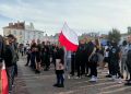 Protest przed&nbsp;ratuszem w&nbsp;Jarosławiu. Uczestnicy domagają się zmian w&nbsp;polityce migracyjnej