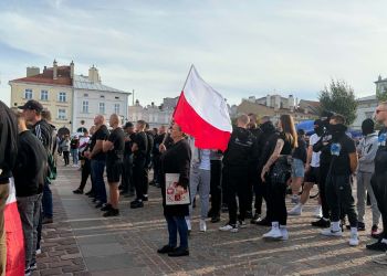 Protest przed ratuszem w Jarosławiu. Uczestnicy domagają się zmian w polityce migracyjnej 2 - Polskie Radio Rzeszów Protest przed ratuszem w Jarosławiu. Uczestnicy domagają się zmian w polityce migracyjnej