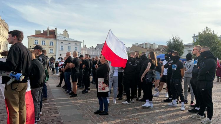 Protest przed&nbsp;ratuszem w&nbsp;Jarosławiu. Uczestnicy domagają się zmian w&nbsp;polityce migracyjnej