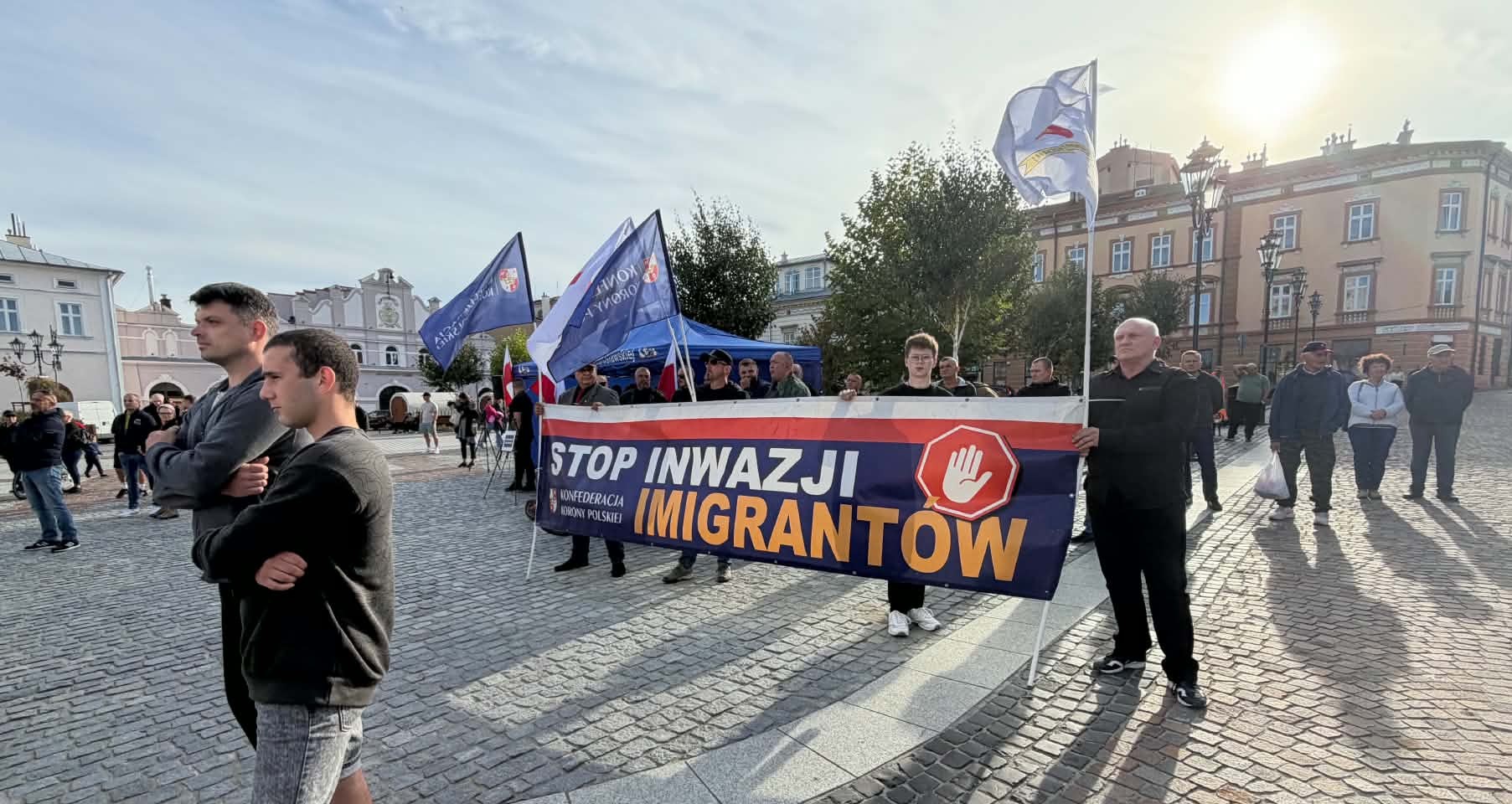Protest przed ratuszem w Jarosławiu. Uczestnicy domagają się zmian w polityce migracyjnej - Polskie Radio Rzeszów