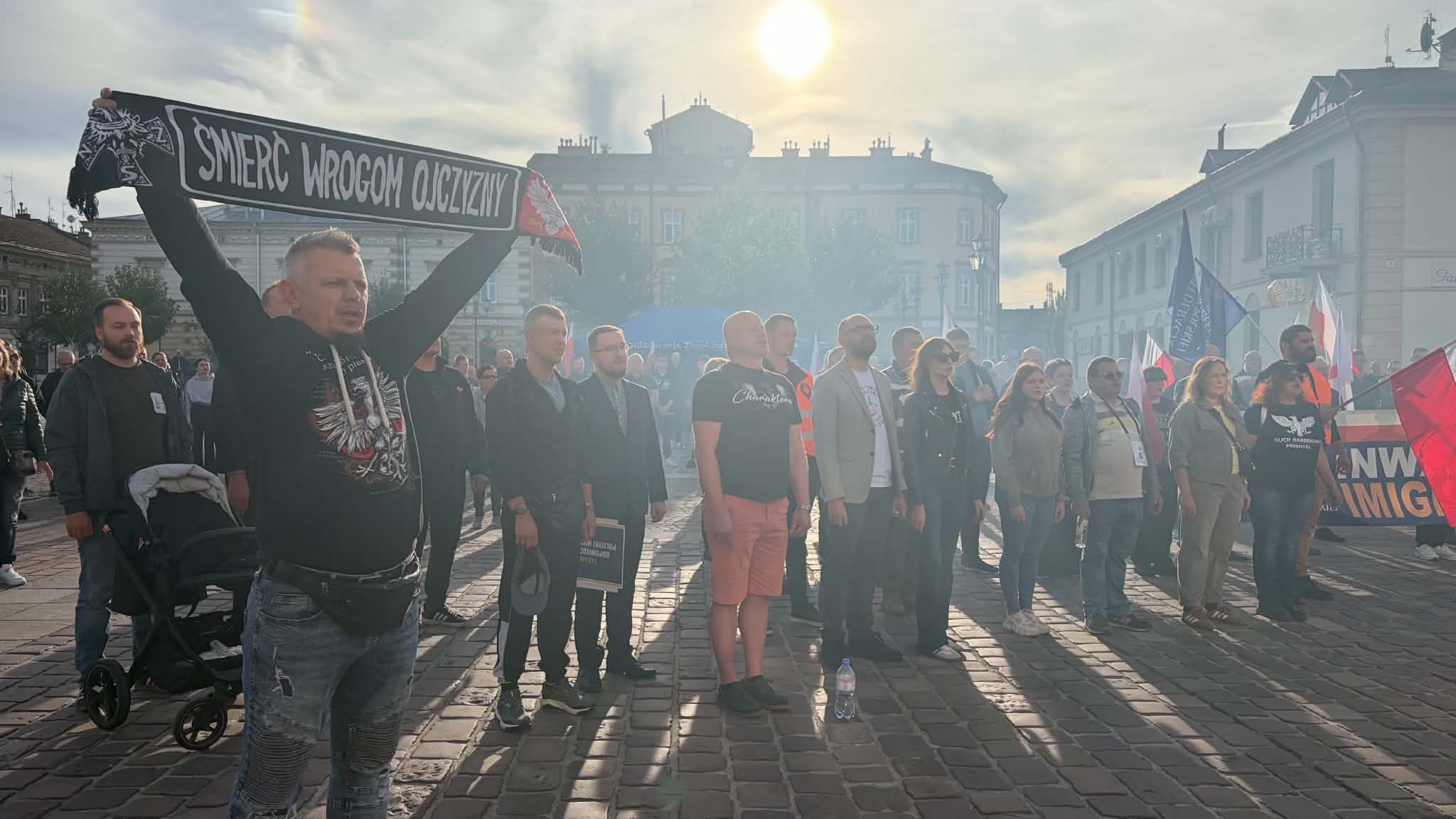 Protest przed ratuszem w Jarosławiu. Uczestnicy domagają się zmian w polityce migracyjnej - Polskie Radio Rzeszów