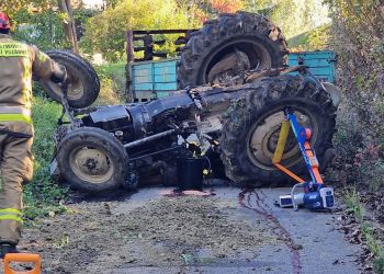 Śmiertelny wypadek w&nbsp;Golcowej. Nie&nbsp;żyje 48-letni traktorzysta przygnieciony przez&nbsp;ciągnik [AKTUALIZACJA]