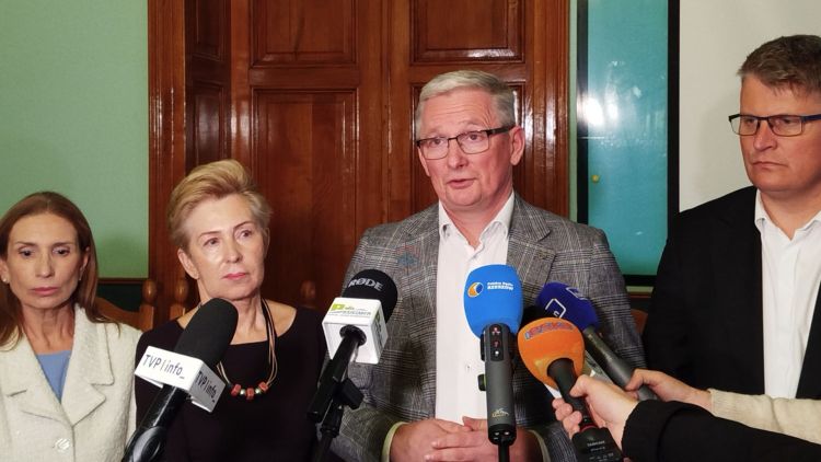 Spór w&nbsp;sanockim szpitalu. Starosta chce mediatora, związki idą do&nbsp;prokuratury
