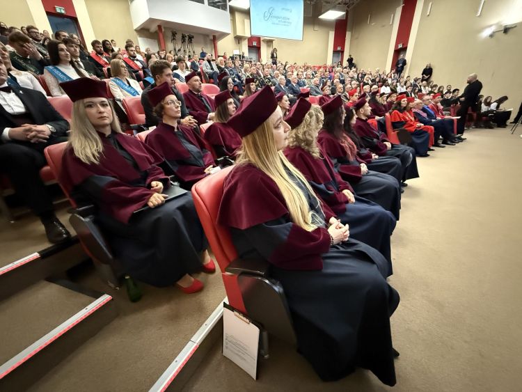 Studia, pasje i perspektywy na przyszłość. WSIiZ rozpoczęła nowy rok akademicki 1 - Polskie Radio Rzeszów Studia, pasje i perspektywy na przyszłość. WSIiZ rozpoczęła nowy rok akademicki