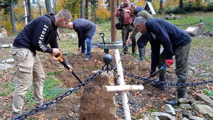 Szczątki 12 żołnierzy pochowano na górze Manyłowej w Bieszczadach 1 - Polskie Radio Rzeszów Szczątki 12 żołnierzy pochowano na górze Manyłowej w Bieszczadach