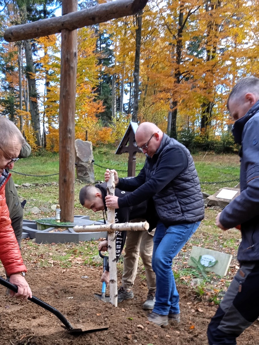 Szczątki 12 żołnierzy pochowano na górze Manyłowej w Bieszczadach 5 - Polskie Radio Rzeszów Szczątki 12 żołnierzy pochowano na górze Manyłowej w Bieszczadach - Polskie Radio Rzeszów
