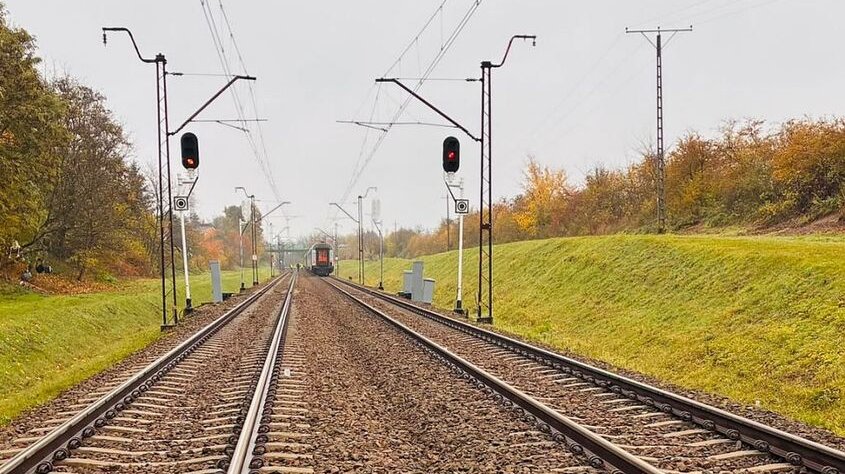 Tragedia na torach w Jarosławiu. Mężczyzna wtargnął przed nadjeżdżający pociąg - Polskie Radio Rzeszów