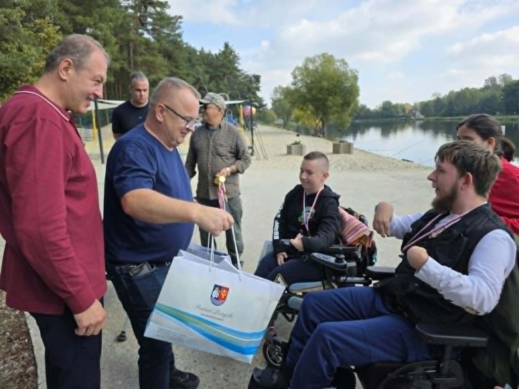 Uczniowie z Leżajska rywalizowali w zawodach wędkarskich. Łowili nad zalewem „Floryda” - Polskie Radio Rzeszów