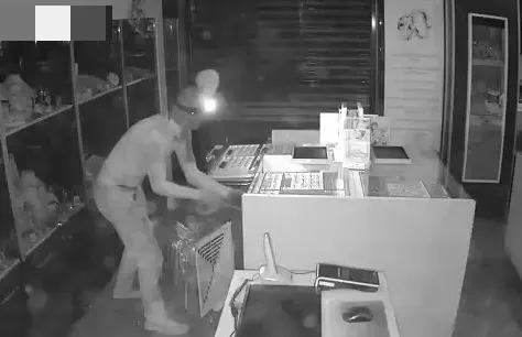 Ukradł biżuterię za ponad 2 mln zł. Kara więzienia dla złodzieja, który włamał się do jubilera w Galerii Rzeszów 1 - Polskie Radio Rzeszów Ukradł biżuterię za ponad 2 mln zł. Kara więzienia dla złodzieja, który włamał się do jubilera w Galerii Rzeszów
