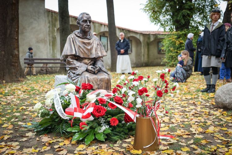 W Jarosławiu odsłonięto rzeźbę bł. Michała Czartoryskiego. Jej autorkami są absolwentki jarosławskiego „Plastyka” 1 - Polskie Radio Rzeszów W Jarosławiu odsłonięto rzeźbę bł. Michała Czartoryskiego. Jej autorkami są absolwentki jarosławskiego „Plastyka”