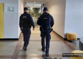 Interwencja policji w podstawówce na Słocinie. Przy uczennicy znaleziono scyzoryk 5 - Polskie Radio Rzeszów Więcej patroli przy szkołach na Podkarpaciu. Policja reaguje na ostatnie ataki