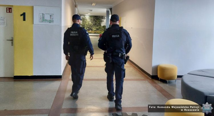 Więcej patroli przy szkołach na&nbsp;Podkarpaciu. Policja reaguje na&nbsp;ostatnie ataki